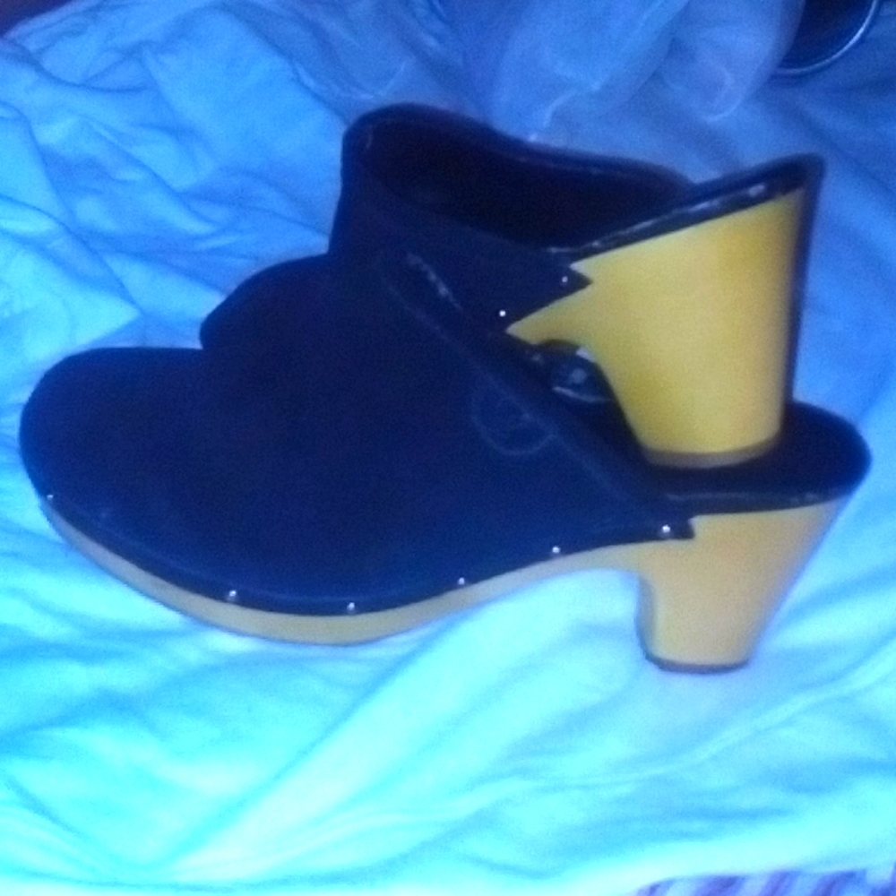 American eagle outfitter clogs
